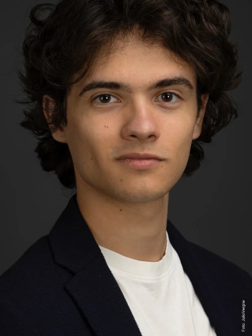 Rowan Simpson, actor representado por Losada Latorraca